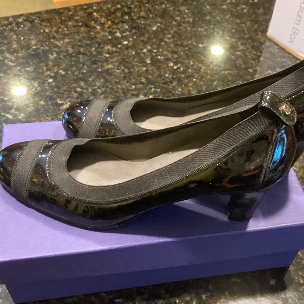 Stuart Weitzman Black Patent Pumps - 10.5 Like New - Picture 10 of 12